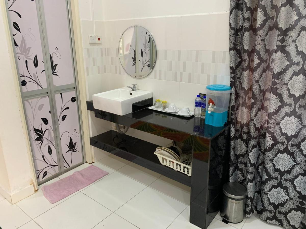 Wan Danisha Villa Inn Кота Бару Екстериор снимка